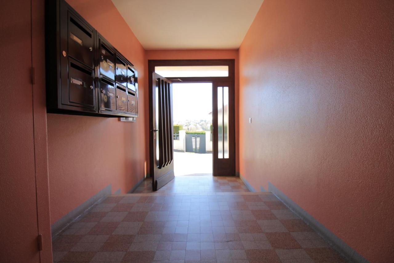Valley View Retreat: Fully Renovated Apartment with Free Parking and Streaming Pont-Hebert Exterior photo